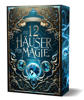 Das Cover ist mittig dunkelblau und hat in den Ecken und am Rand goldene bis braune Schnörkel und kleine blaue Kristalle. In der Mitte des Covers ist groß der Titel abgebildet. Über dem Titel befindet sich ein kleines Banner, auf dem der Name des Autors steht. Unter dem Titel befindet sich ein großer blauer Kristall, an dessen Seiten jeweils ein mittelgroßer blauer Kristall zu sehen ist. Mittig unter dem großen Kristall befinden sich ebenfalls noch zwei jeweils kleinere blaue Kristalle untereinander.